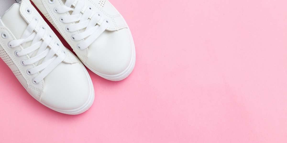 des Sneakers blanches