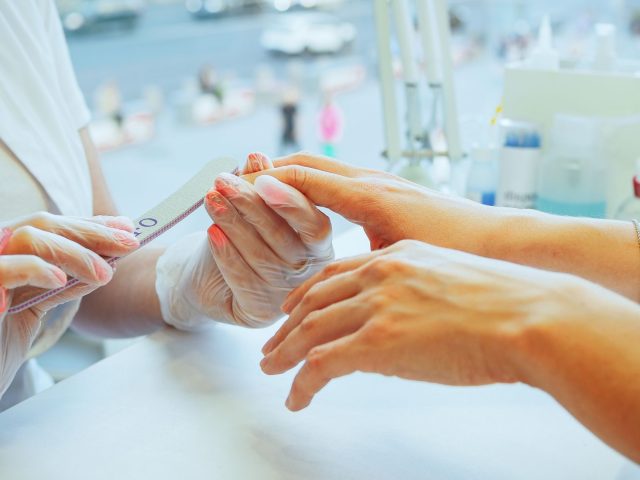 Les ongles révèlent-ils des problèmes de santé ? Oui, voici comment les observer.
